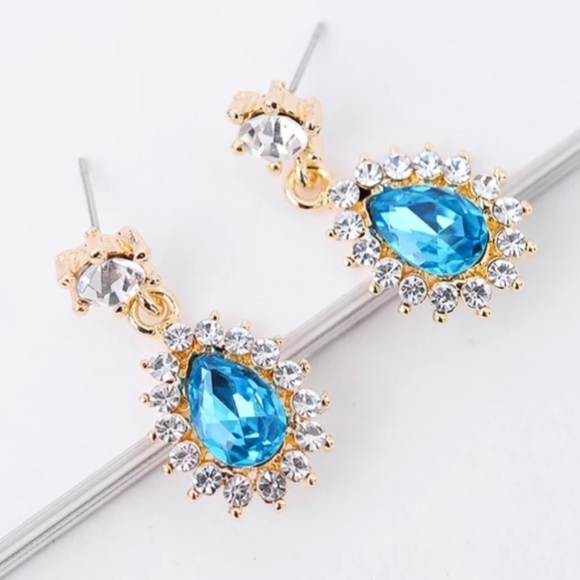 Jewelry - 🎀18k Sky Blue Crystal Drop Earings